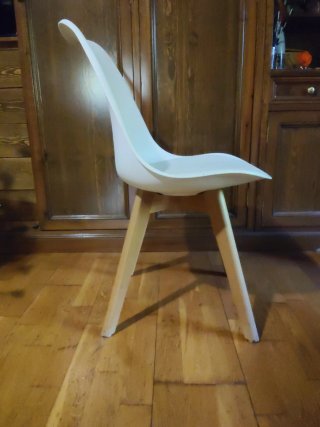 Silla blanca y madera