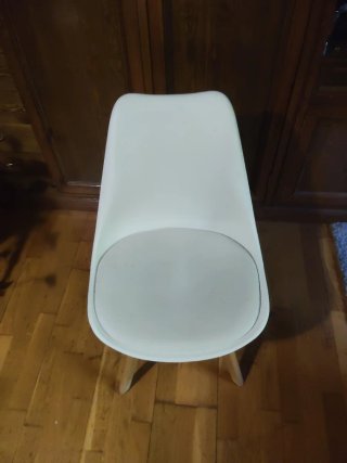 Silla blanca y madera