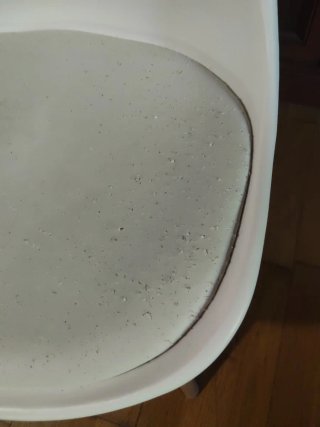 Silla blanca y madera