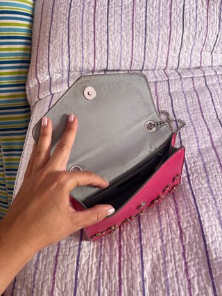 Bolso rosa fucsia con flores doradas