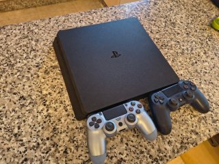 PS4 Slim 1TB + Far Cry 5 + 2 mandos