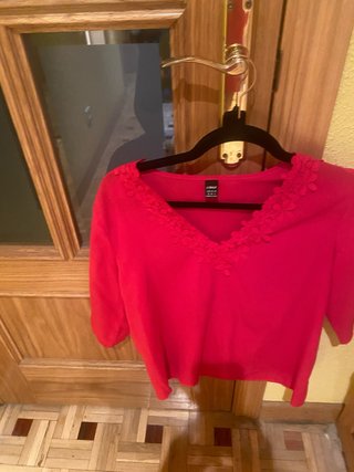 Camiseta roja con escote adornado