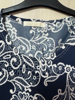 Vestido azul con estampado floral blanco