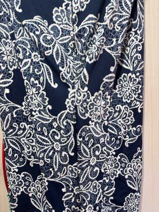 Vestido azul con estampado floral blanco
