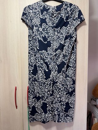 Vestido azul con estampado floral blanco