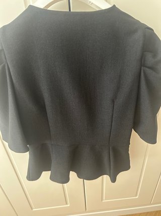 Blazer Zara negro con volantes