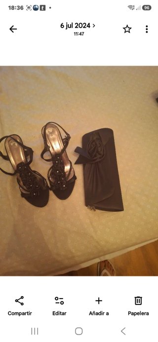 Sandalias y bolso de fiesta negros
