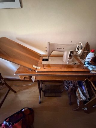 Antigua máquina de coser Singer de pedal con muebl
