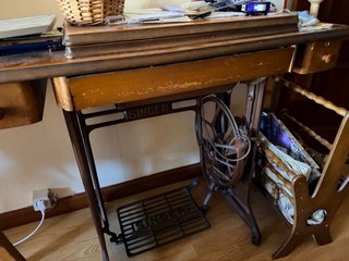 Antigua máquina de coser Singer de pedal con muebl