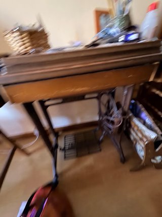 Antigua máquina de coser Singer de pedal con muebl