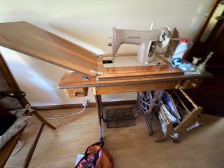 Antigua máquina de coser Singer de pedal con muebl