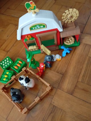 Granja de juguete con animales