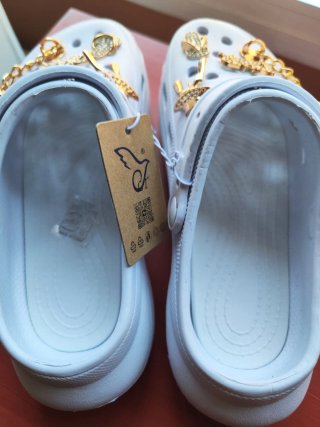Zuecos blancos con dijes dorados y pedrería