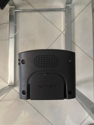 TomTom GPS con funda y cable cargador.