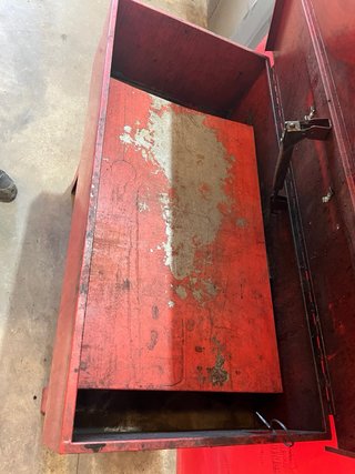 Lavadora de piezas roja
