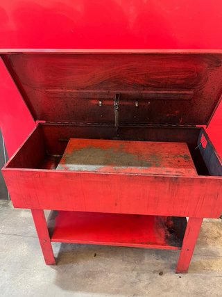 Lavadora de piezas roja