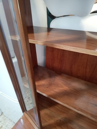 Vitrina de madera y cristal