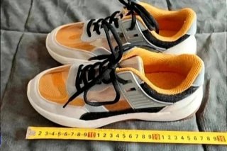 Zapatillas deportivas transparentes y calcetines