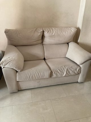 Sofá de tela beige