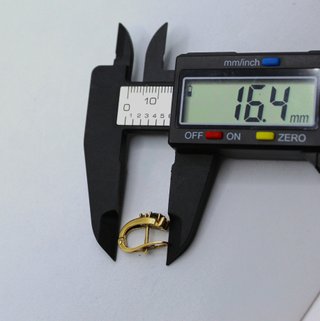 Pendiente de oro de 18k. Peso: 4.37 gr.