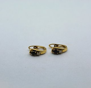 Pendiente de oro de 18k. Peso: 4.37 gr.