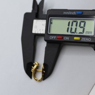 Pendiente de oro de 18k. Peso: 4.37 gr.