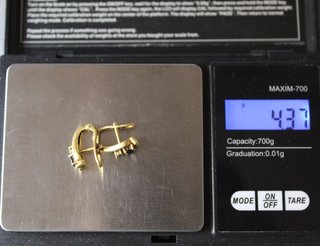 Pendiente de oro de 18k. Peso: 4.37 gr.