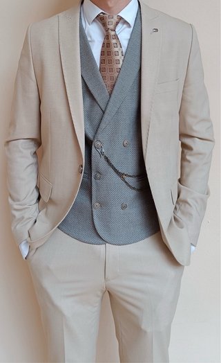 Traje de boda beige y gris