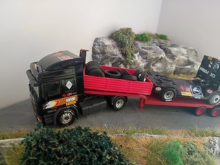 Camión Pegaso Troner 1/43 con góndola