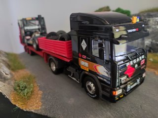 Camión Pegaso Troner 1/43 con góndola