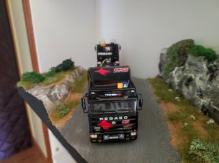 Camión Pegaso Troner 1/43 con góndola