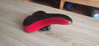 Sillín de bicicleta negro y rojo