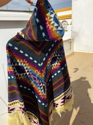 Poncho mexicano con capucha y flecos