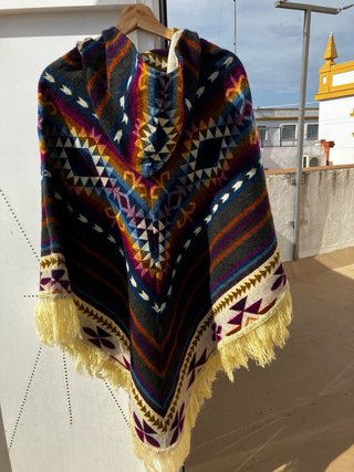 Poncho mexicano con capucha y flecos