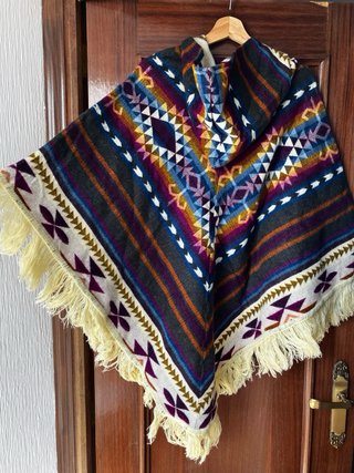 Poncho mexicano con capucha y flecos