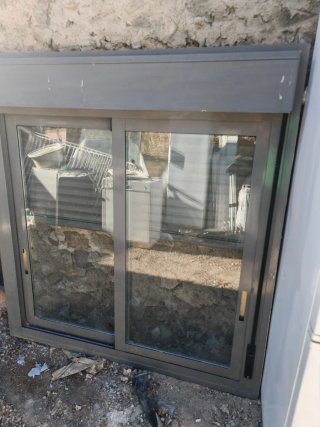 Ventana aluminio con persiana 143x133