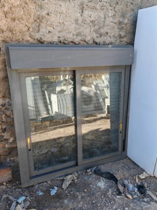 Ventana aluminio con persiana 143x133