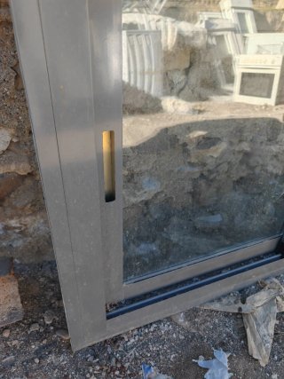 Ventana aluminio con persiana 143x133