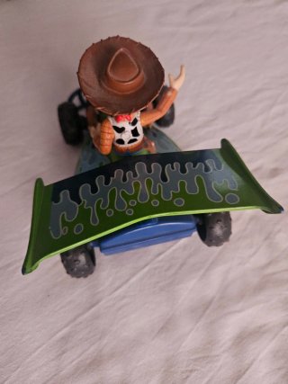 Woody de Toy Story en coche de carreras