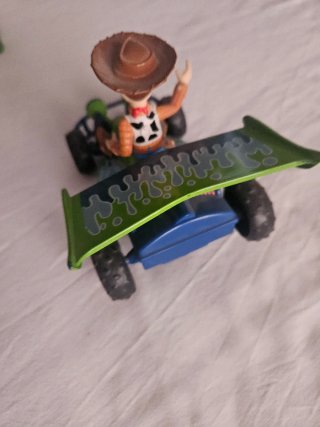 Woody de Toy Story en coche de carreras