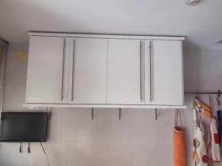 Cocina blanca, más campana extractora. No negociab
