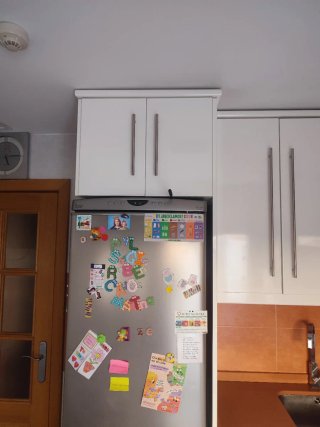 Cocina blanca, más campana extractora. No negociab