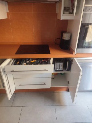 Cocina blanca, más campana extractora. No negociab