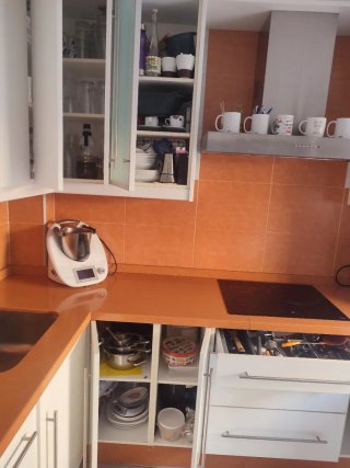 Cocina blanca, más campana extractora. No negociab