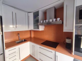 Cocina blanca, más campana extractora. No negociab