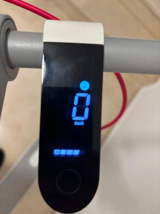 Patinete Eléctrico Blanco y Rojo