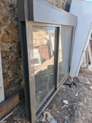 Ventana aluminio con persiana 143x158