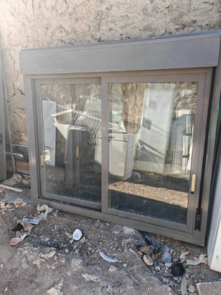 Ventana aluminio con persiana 143x158