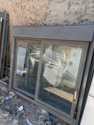 Ventana aluminio con persiana 143x158