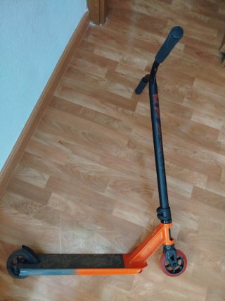 Patinete naranja y negro